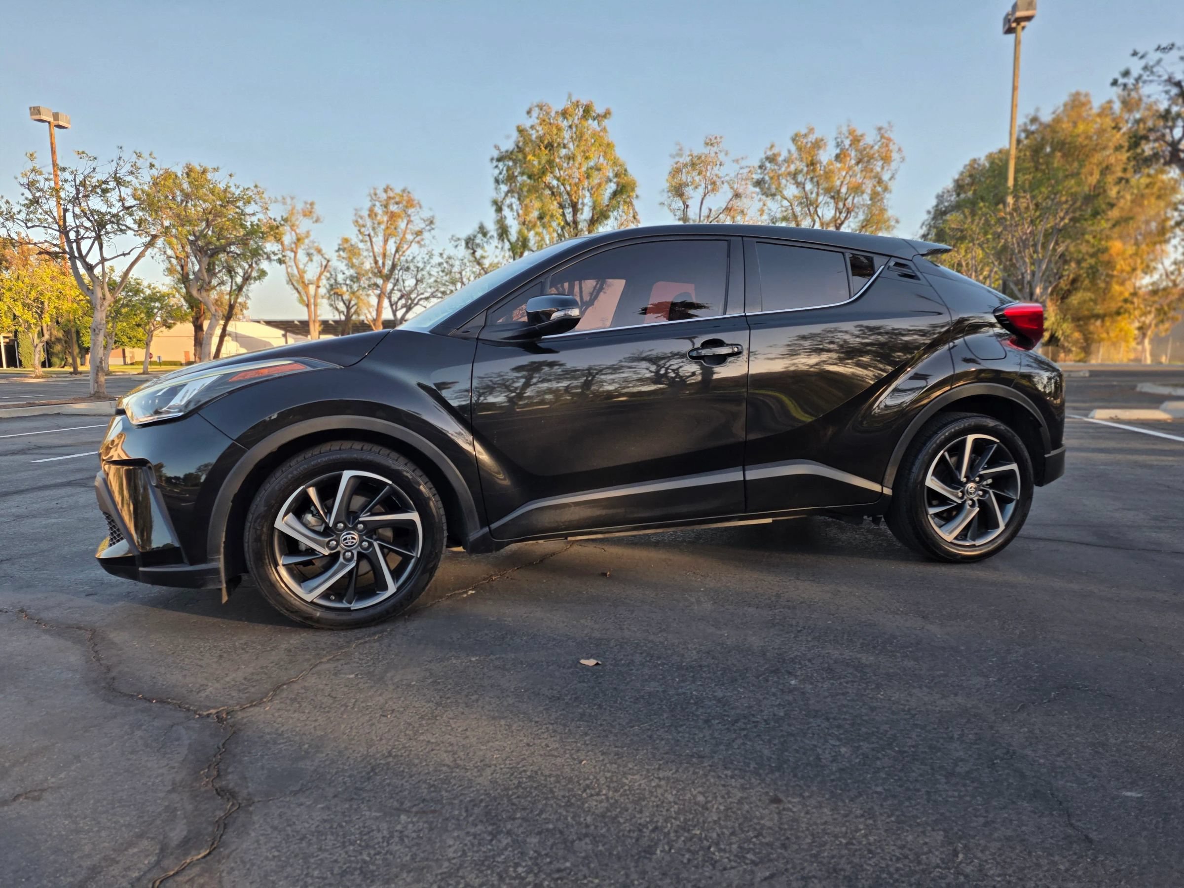 Used 2022 Toyota C-HR Limited FWD image 4