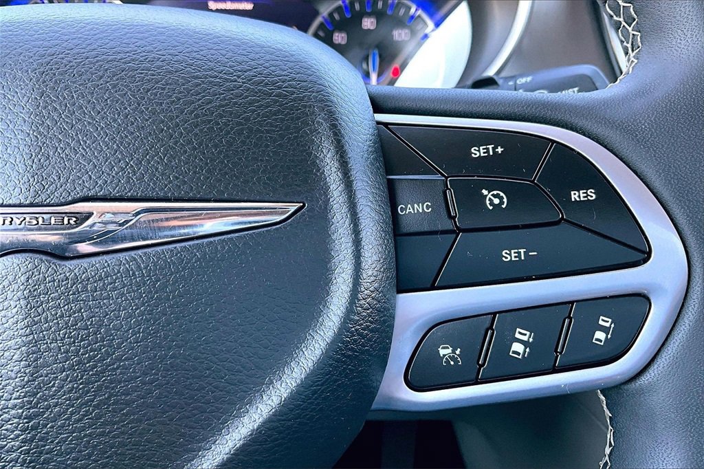 Used 2022 Chrysler Pacifica Touring-L image 19