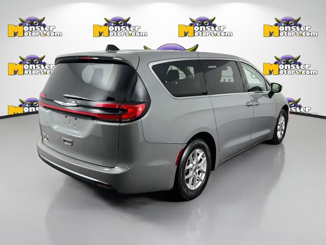 Used 2023 Chrysler Pacifica Touring-L FWD image 5