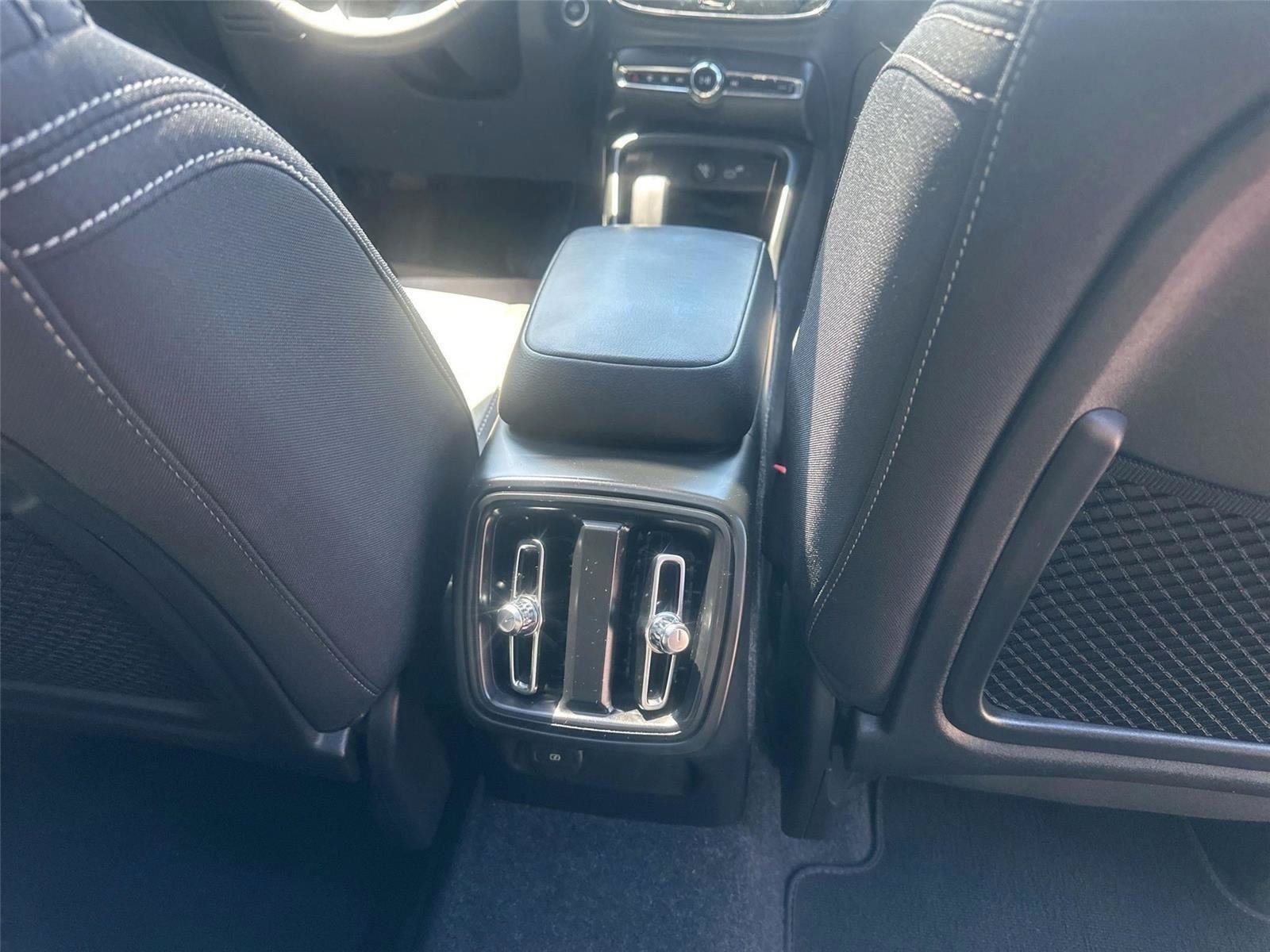 Used 2025 Volvo XC40 B5 Core AWD/4WD image 13