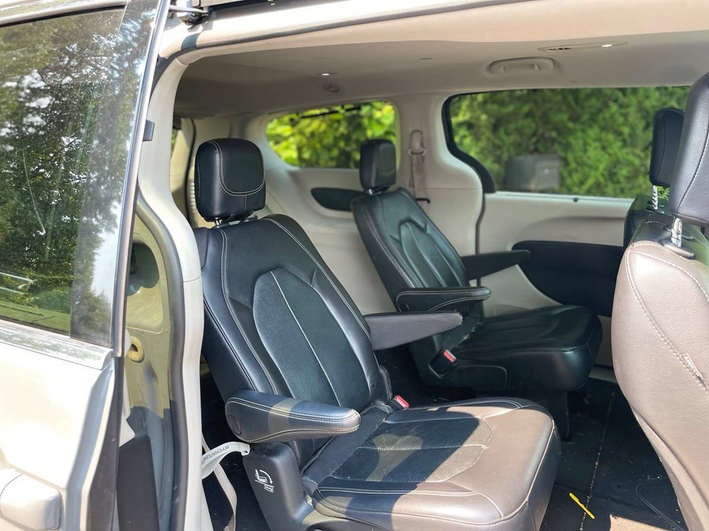 Used 2022 Chrysler Pacifica Touring-L FWD image 26