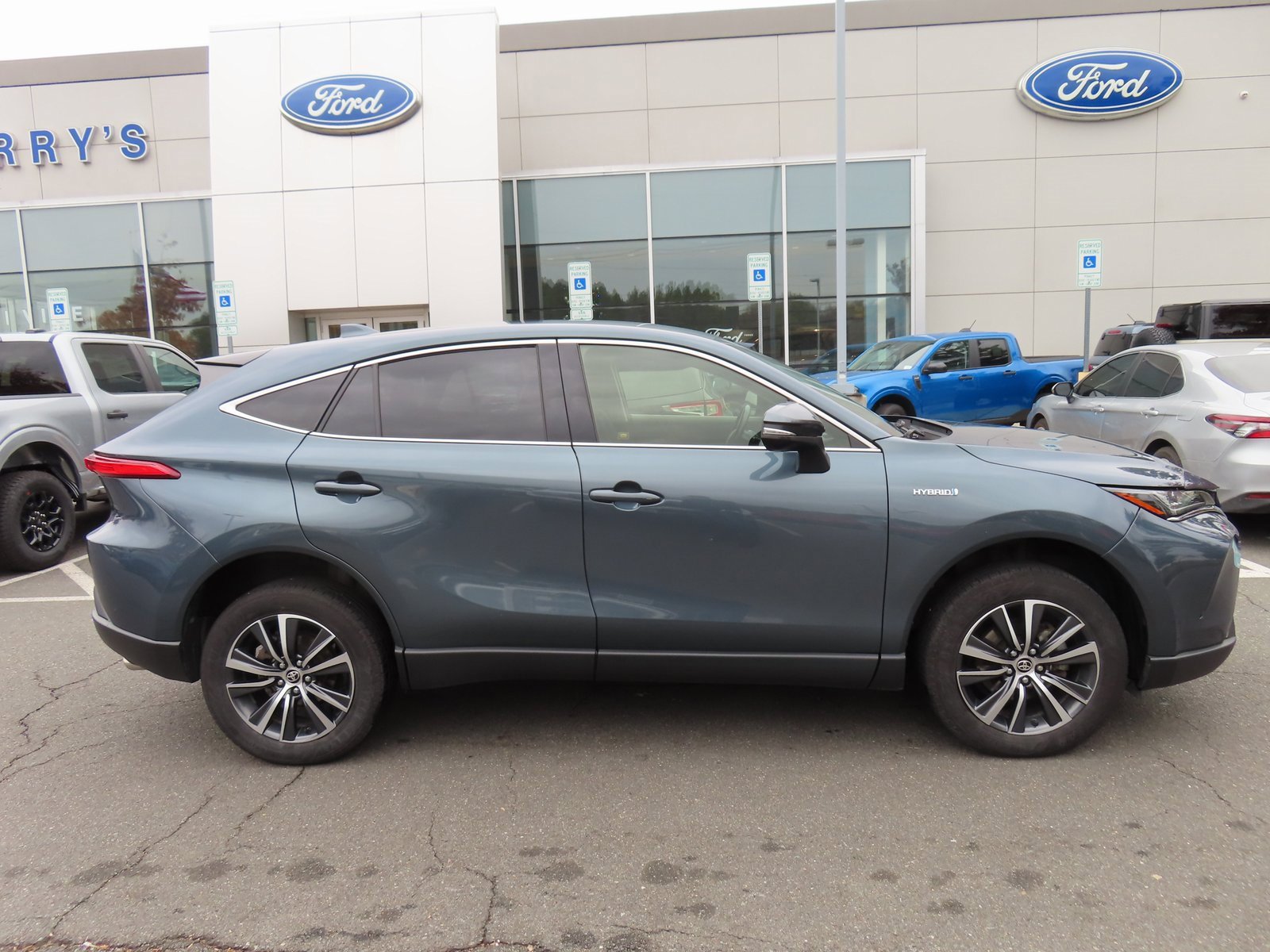 Used 2021 Toyota Venza LE w/ Carpet Mat Package (TMS) image 4