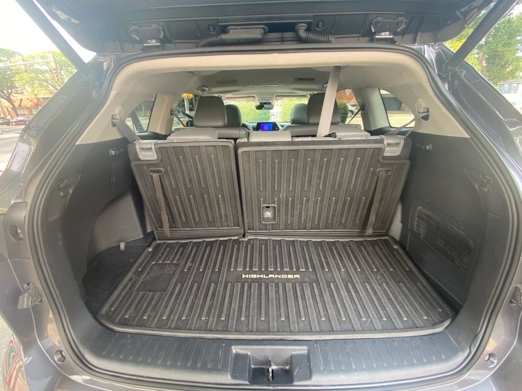 Used 2023 Toyota Highlander XLE AWD/4WD image 30