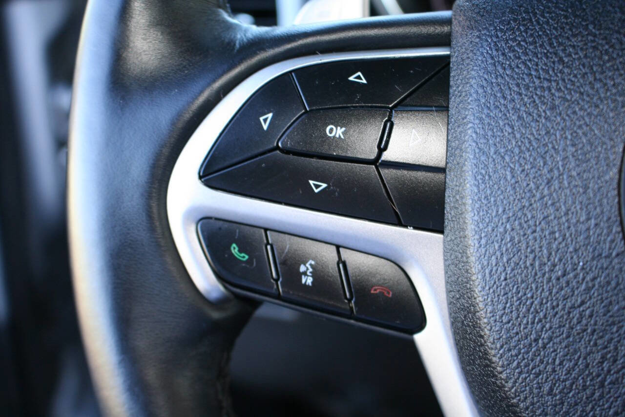 Used 2017 Jeep Grand Cherokee Altitude image 16