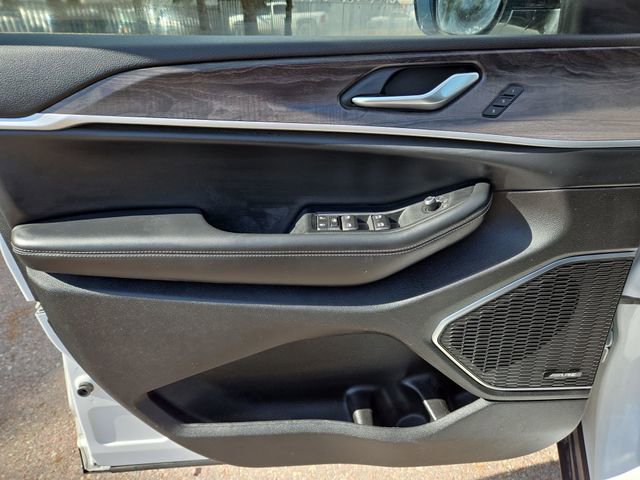 Used 2022 Jeep Grand Cherokee L Limited w/ Black Appearance Package RWD image 17