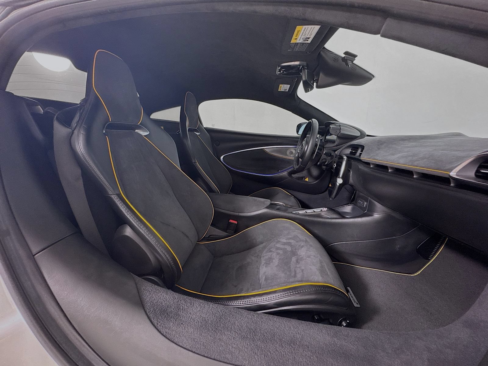 Used 2024 McLaren Artura RWD image 9
