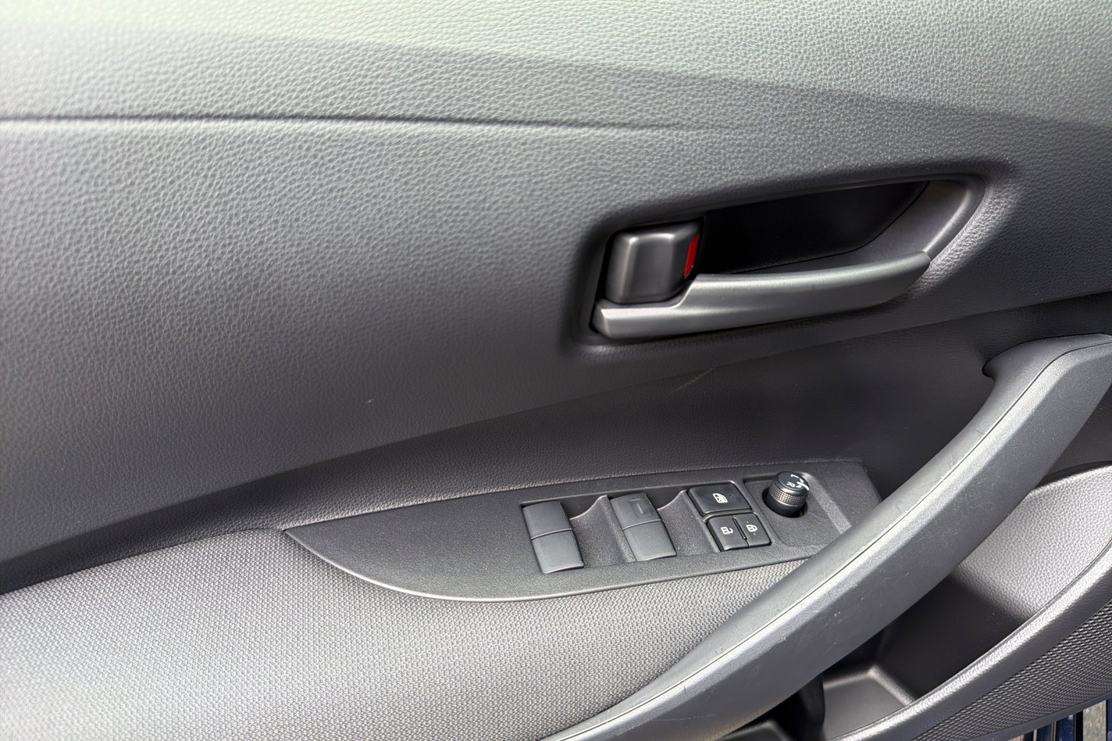 Used 2025 Toyota Corolla LE FWD image 10