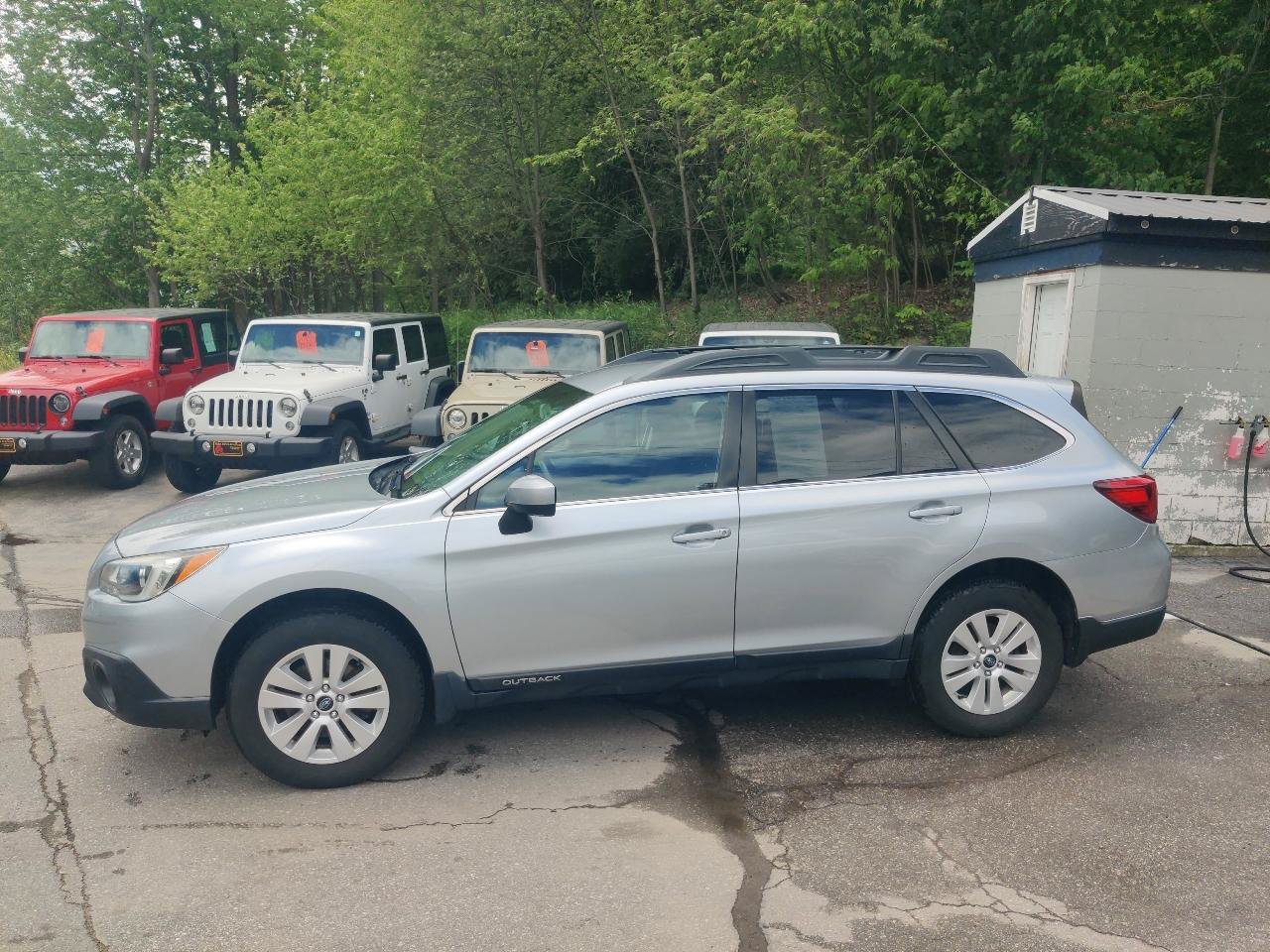 Used 2017 Subaru Outback 2.5i Premium AWD/4WD image 3