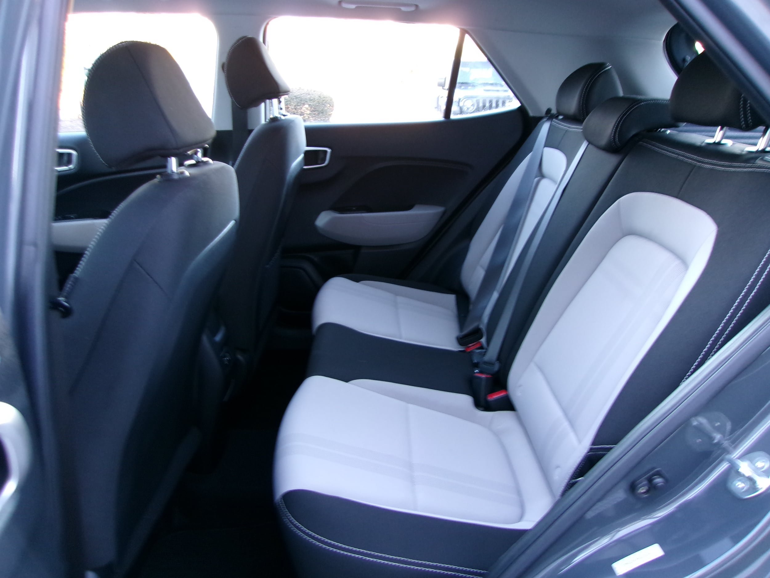 Used 2024 Hyundai Venue SEL FWD image 18