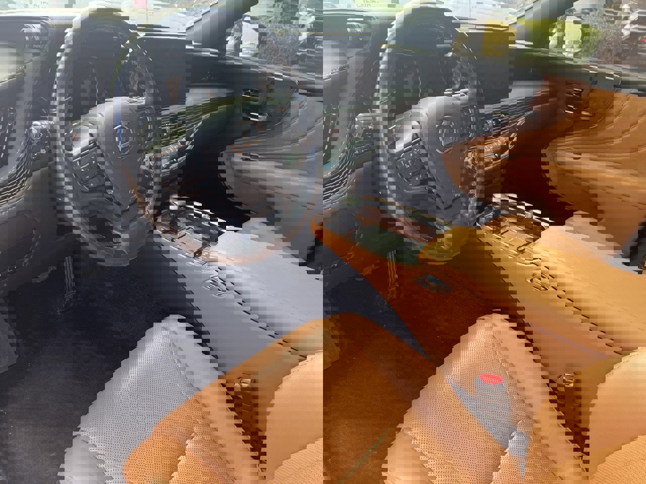 Used 2021 Lexus LS 500 w/ Accessory Package (Z2) image 9