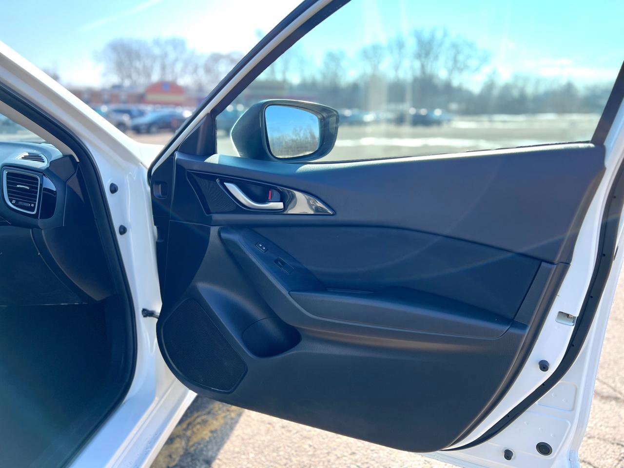 Used 2015 MAZDA MAZDA3 i Touring image 38