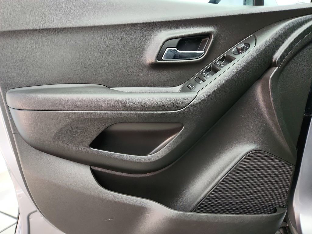 Used 2020 Chevrolet Trax LS image 20