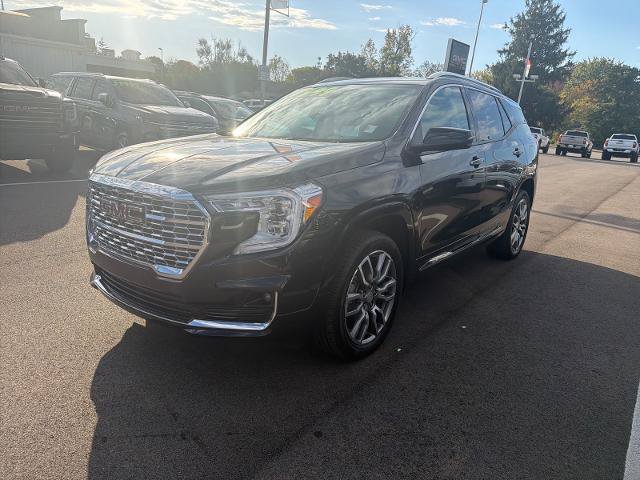 Used 2024 GMC Terrain Denali w/ Denali Premium Package AWD/4WD image 4