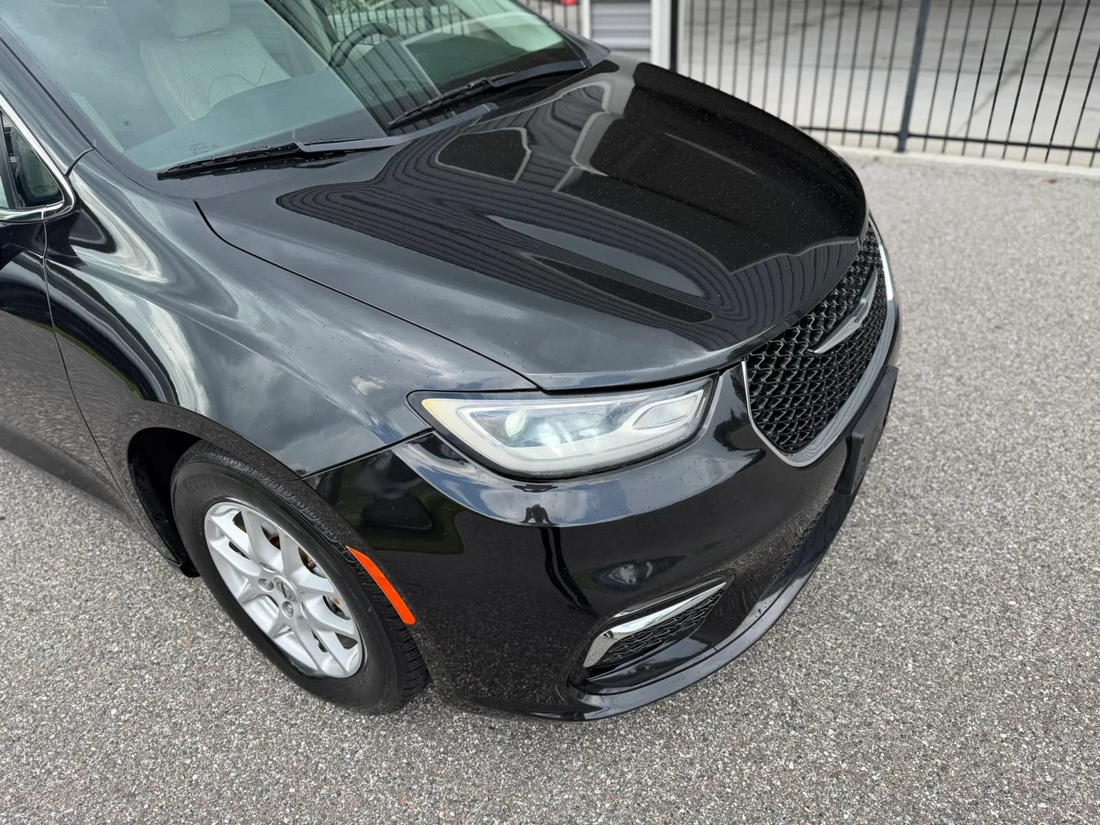 Used 2021 Chrysler Pacifica Touring-L FWD image 2