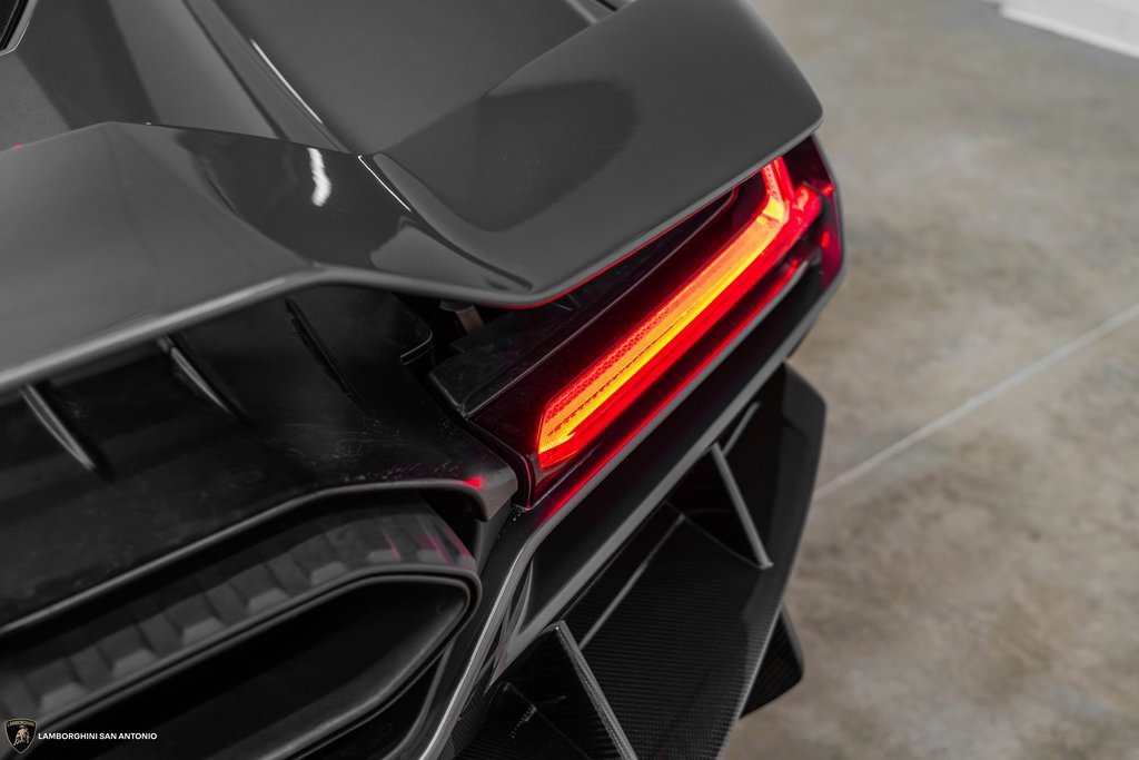 Used 2024 Lamborghini Revuelto image 8