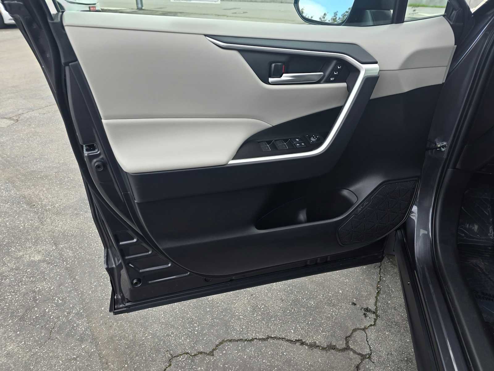 Used 2025 Toyota RAV4 XLE Premium image 22