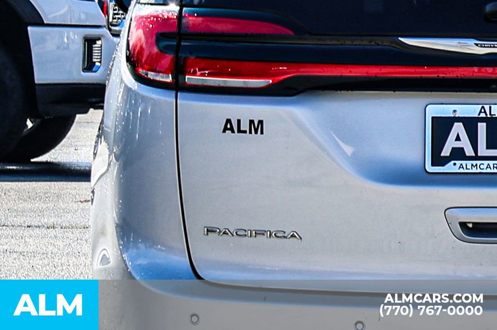 Used 2024 Chrysler Pacifica Touring-L image 13