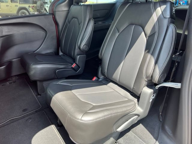 New 2026 Chrysler Pacifica Select AWD/4WD image 16