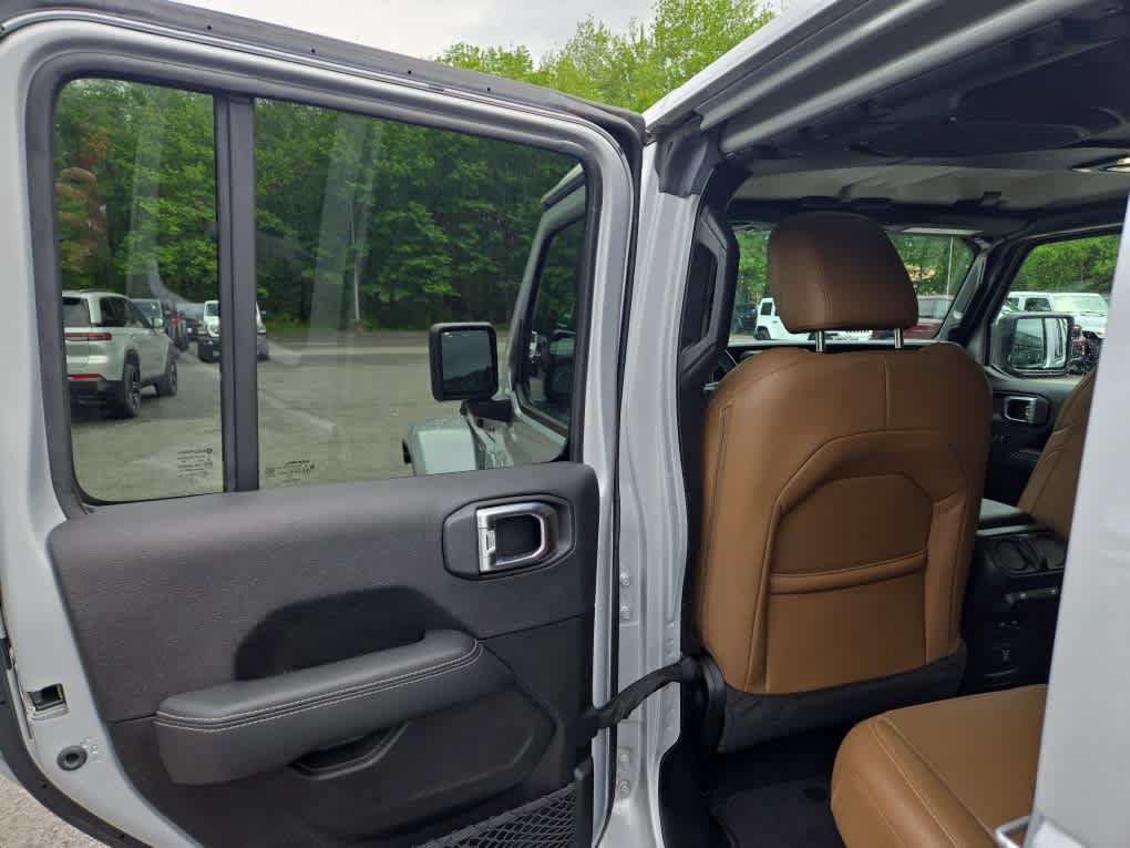 Used 2023 Jeep Wrangler Unlimited Sahara w/ Cold Weather Group AWD/4WD image 29