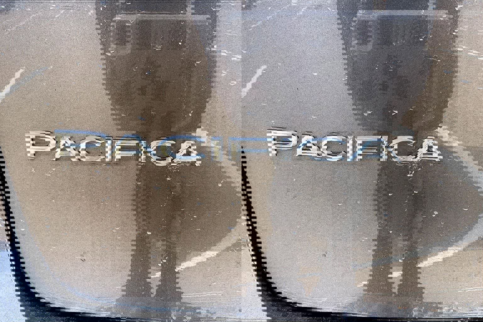 Used 2023 Chrysler Pacifica Touring-L image 7