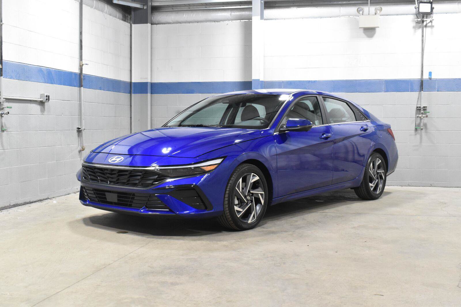 Used 2024 Hyundai Elantra Limited FWD image 2