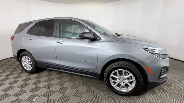 Used 2024 Chevrolet Equinox LS w/ LS Convenience Package AWD/4WD image 2