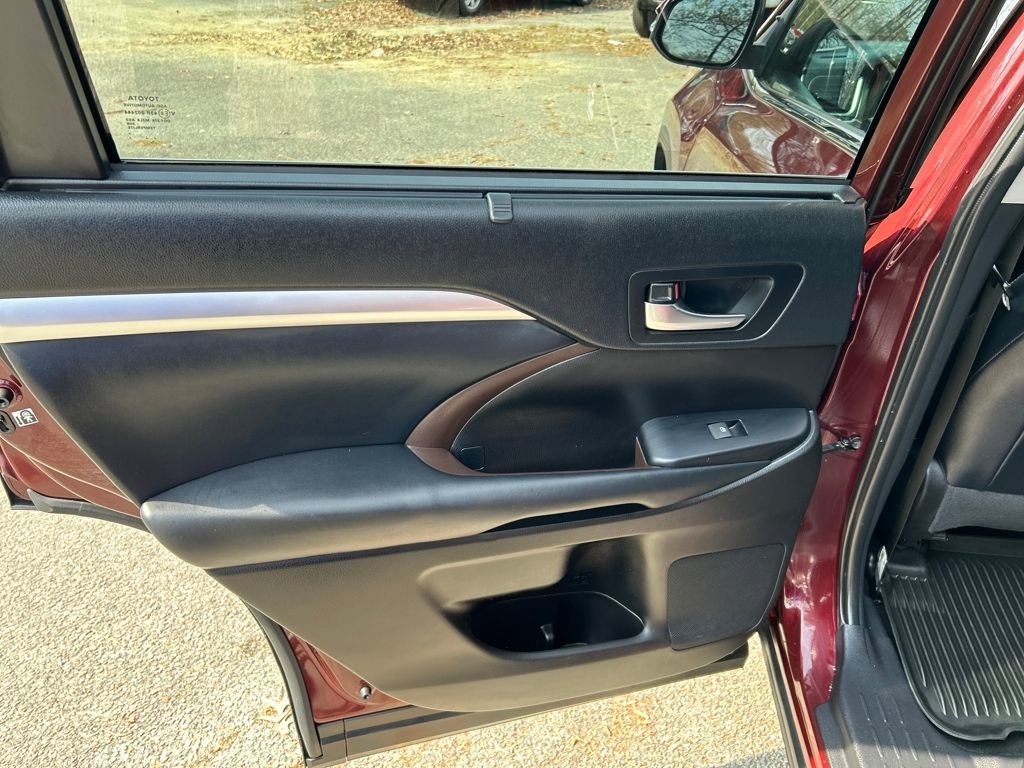 Used 2019 Toyota Highlander XLE image 25