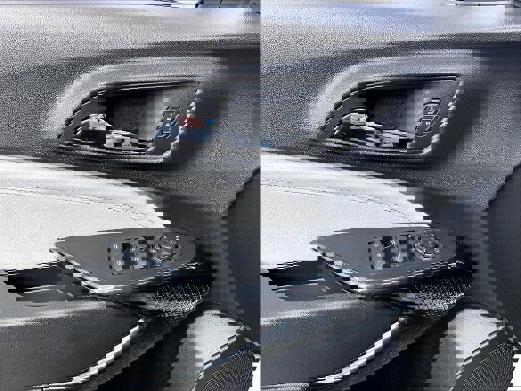 Used 2025 Chevrolet Trax LT w/ LT Convenience Package FWD image 36