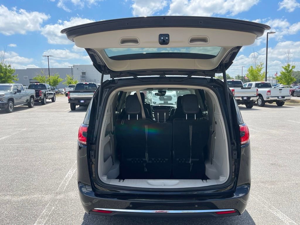 Certified 2023 Chrysler Pacifica Touring-L FWD image 44