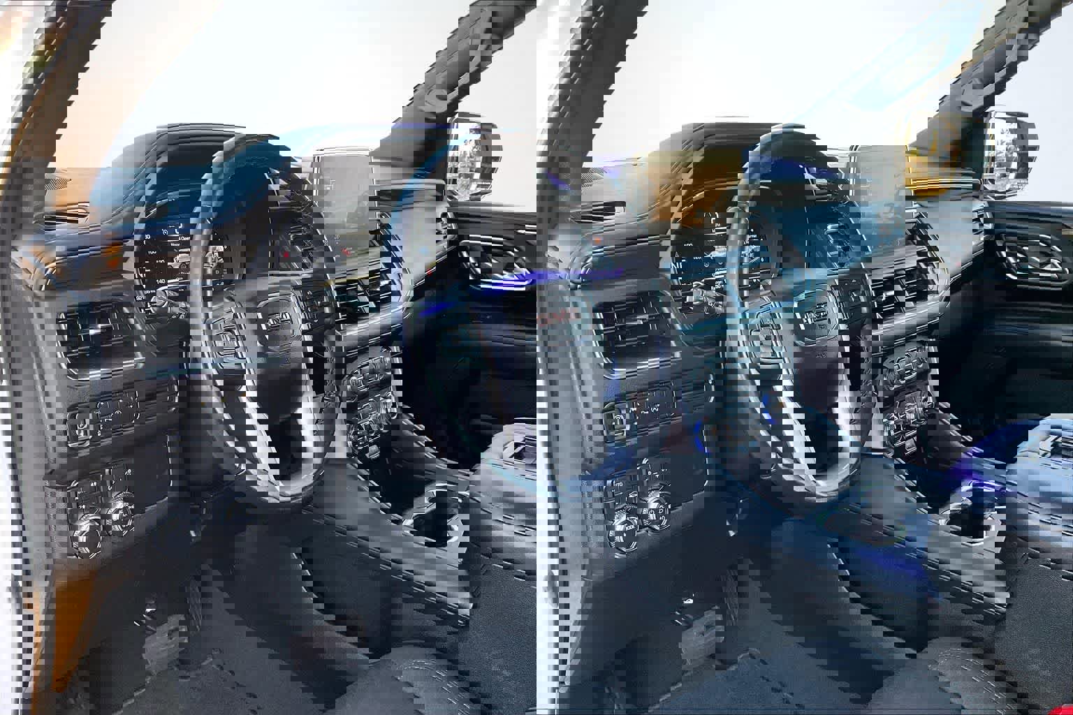 Used 2023 GMC Yukon SLE image 2