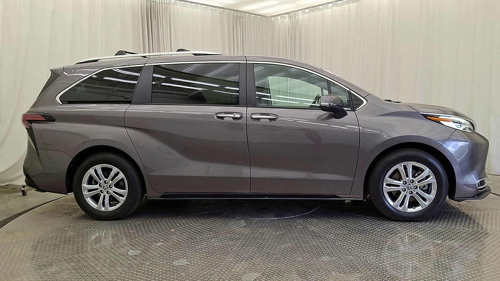 Certified 2023 Toyota Sienna Platinum AWD/4WD image 4
