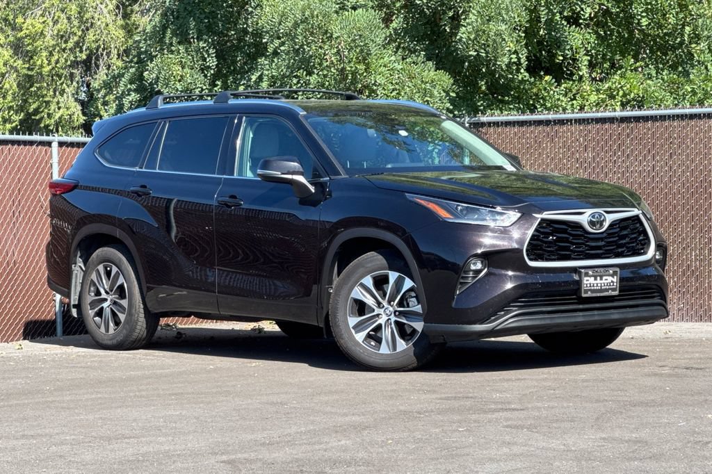 Used 2021 Toyota Highlander XLE AWD/4WD image 2