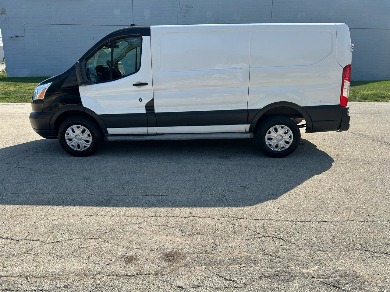 Used 2016 Ford Transit 250 130 Low Roof w/ Exterior Upgrade Package RWD image 4