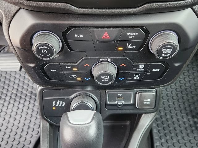 Used 2023 Jeep Renegade Latitude AWD/4WD image 18