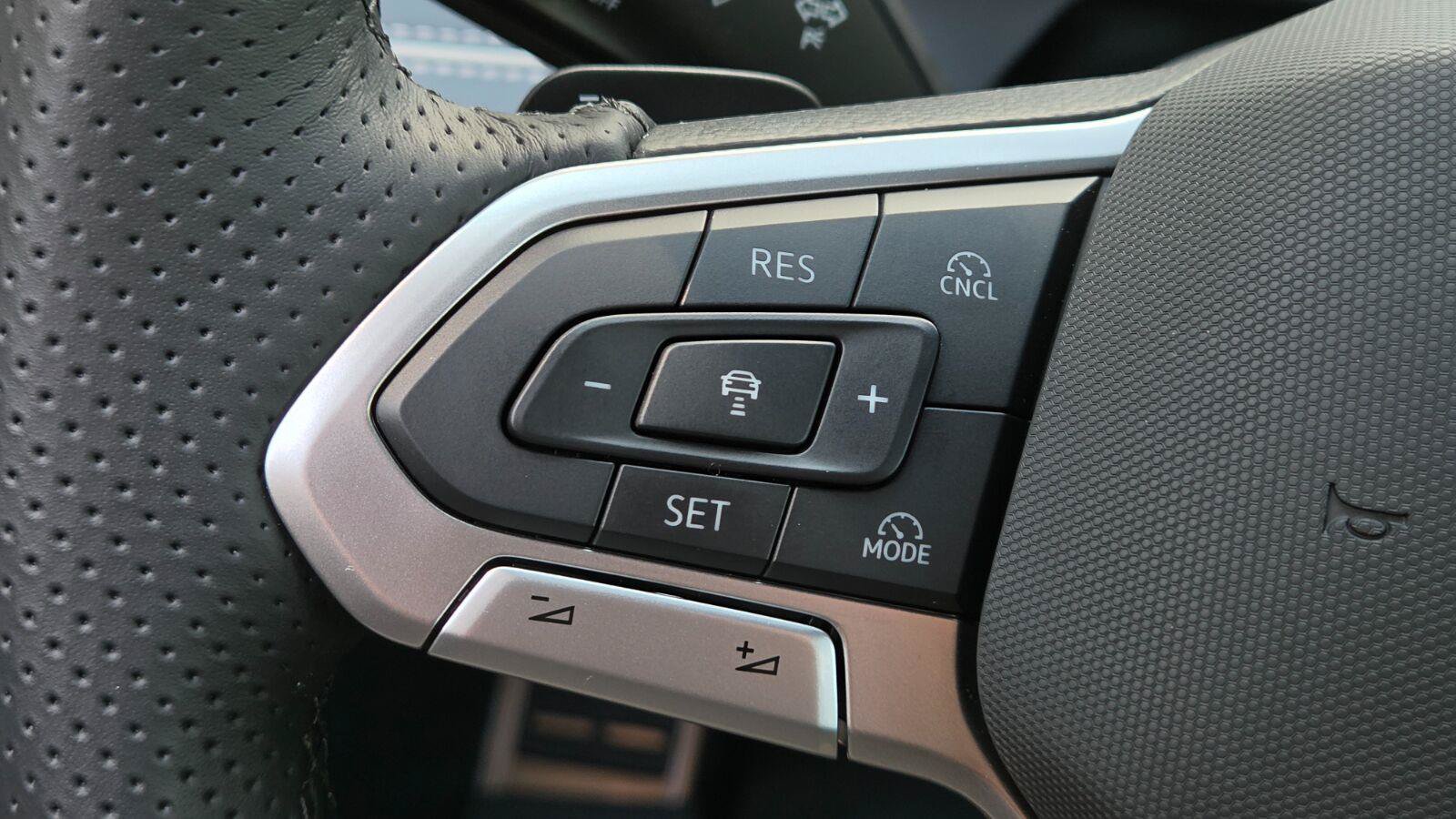 New 2026 Volkswagen Tiguan SEL R-Line AWD/4WD image 33