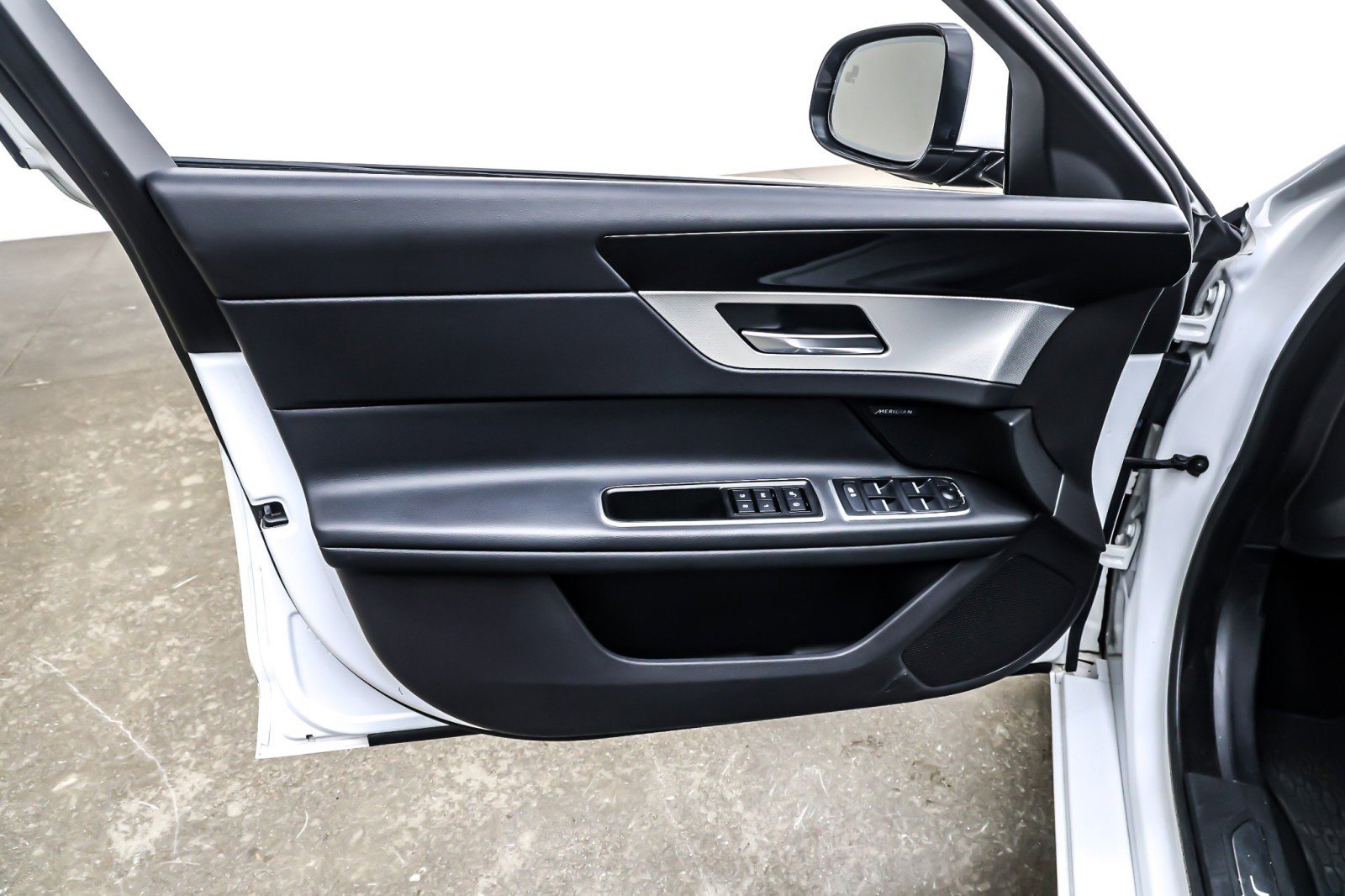 Used 2017 Jaguar XF Premium image 21