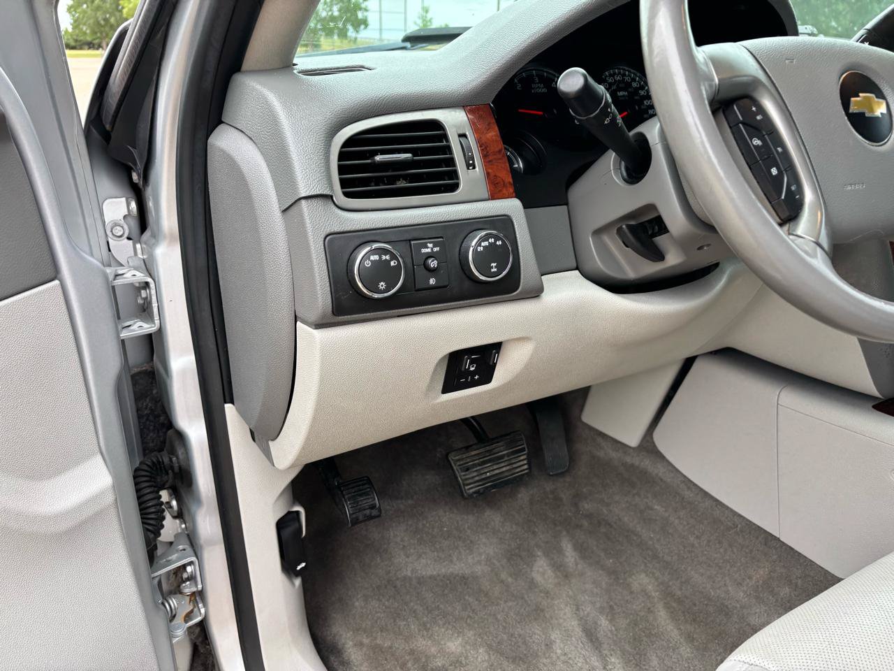 Used 2012 Chevrolet Avalanche LTZ AWD/4WD image 15