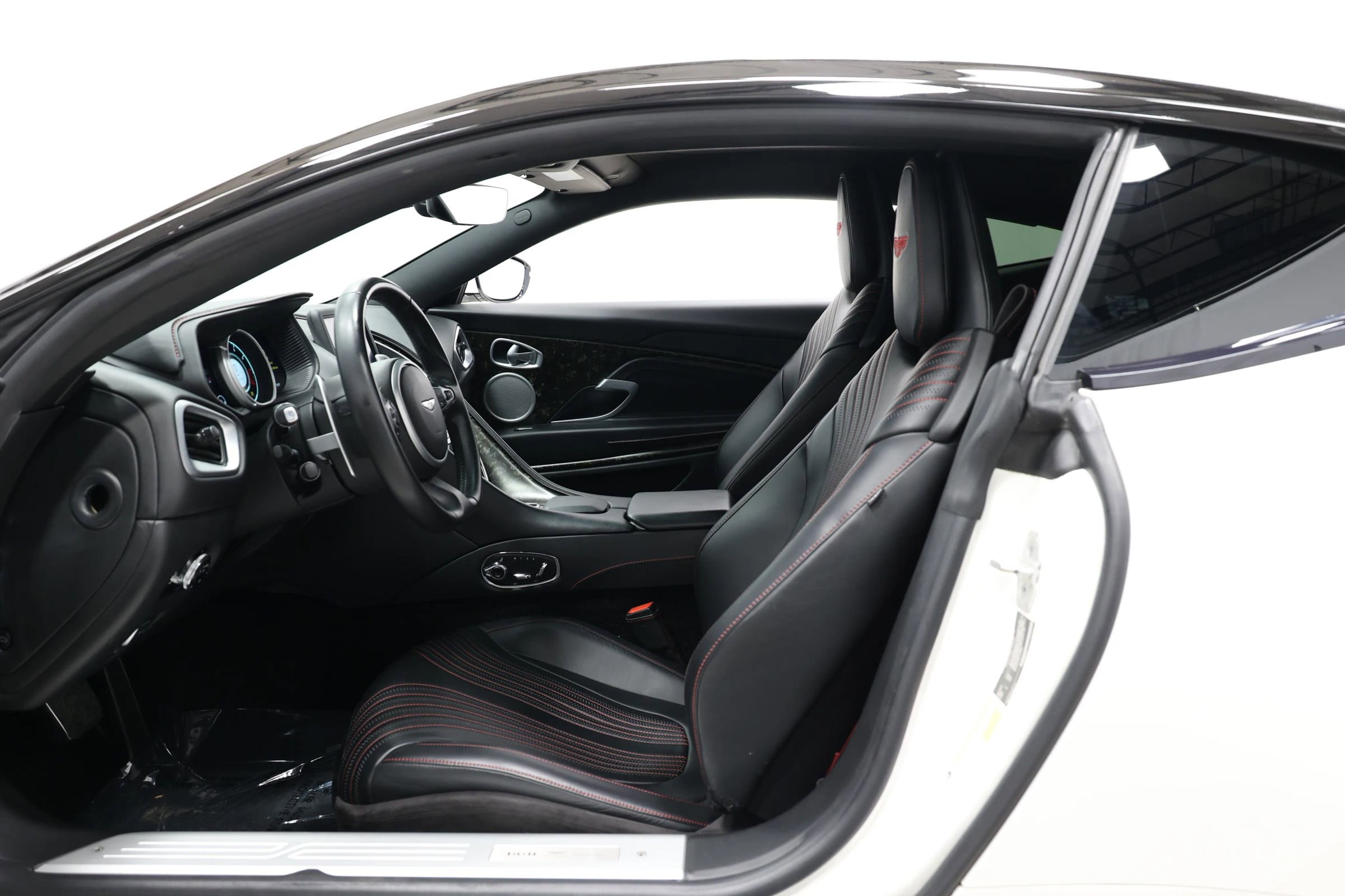 Used 2018 Aston Martin DB11 Coupe image 11