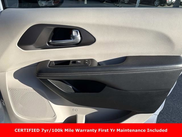 Used 2024 Chrysler Pacifica Touring-L FWD image 9