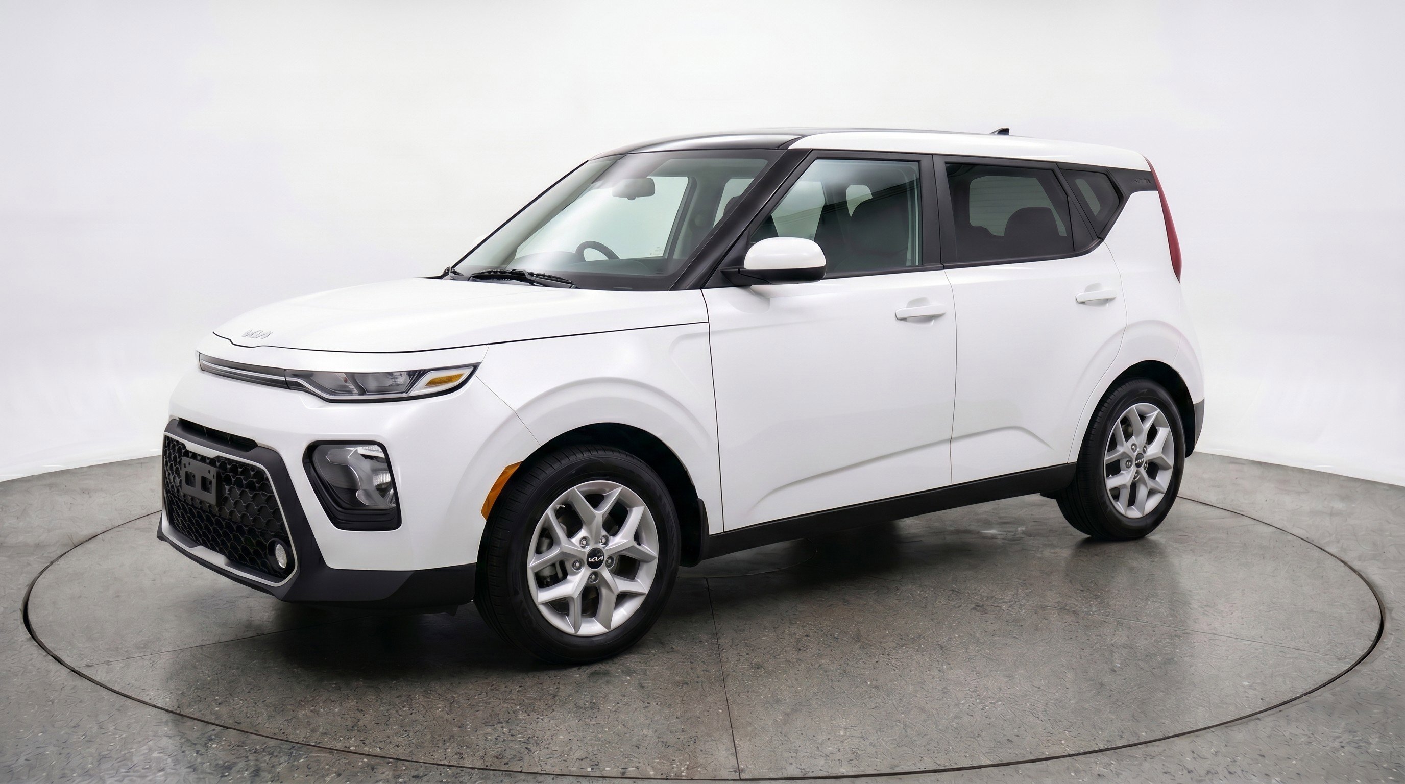 Used 2025 Kia Soul LX w/ LX Technology Package FWD image 3