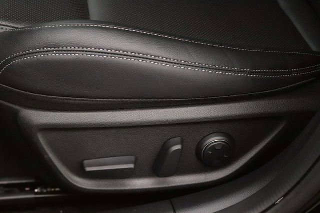 Used 2025 Genesis G70 2.5T image 15
