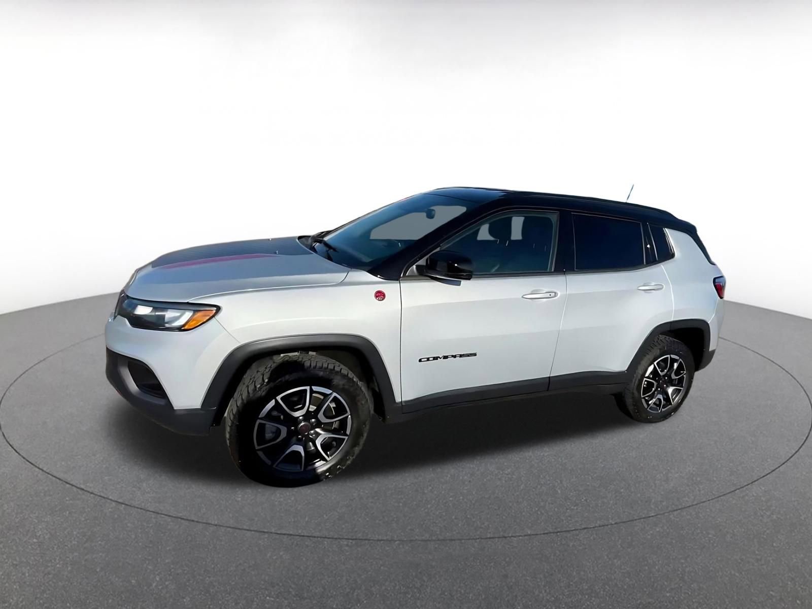 Used 2025 Jeep Compass Trailhawk image 8