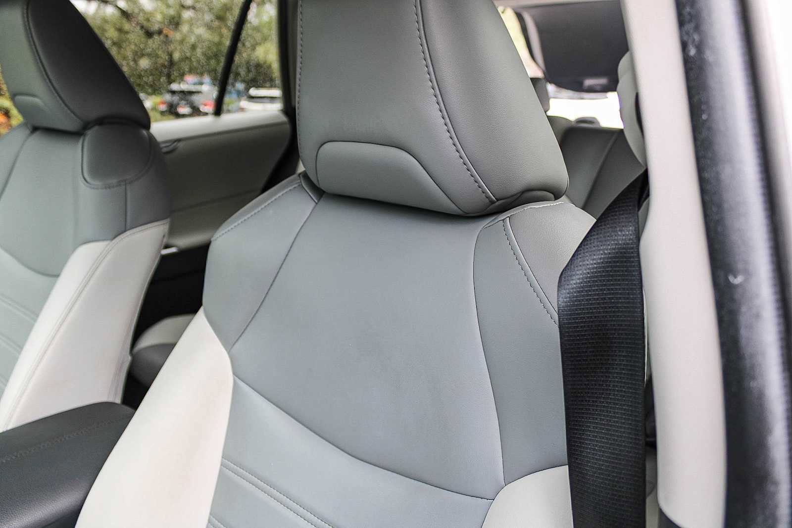 Used 2021 Toyota RAV4 XLE Premium w/ Carpet Mat Package (TMS) image 25