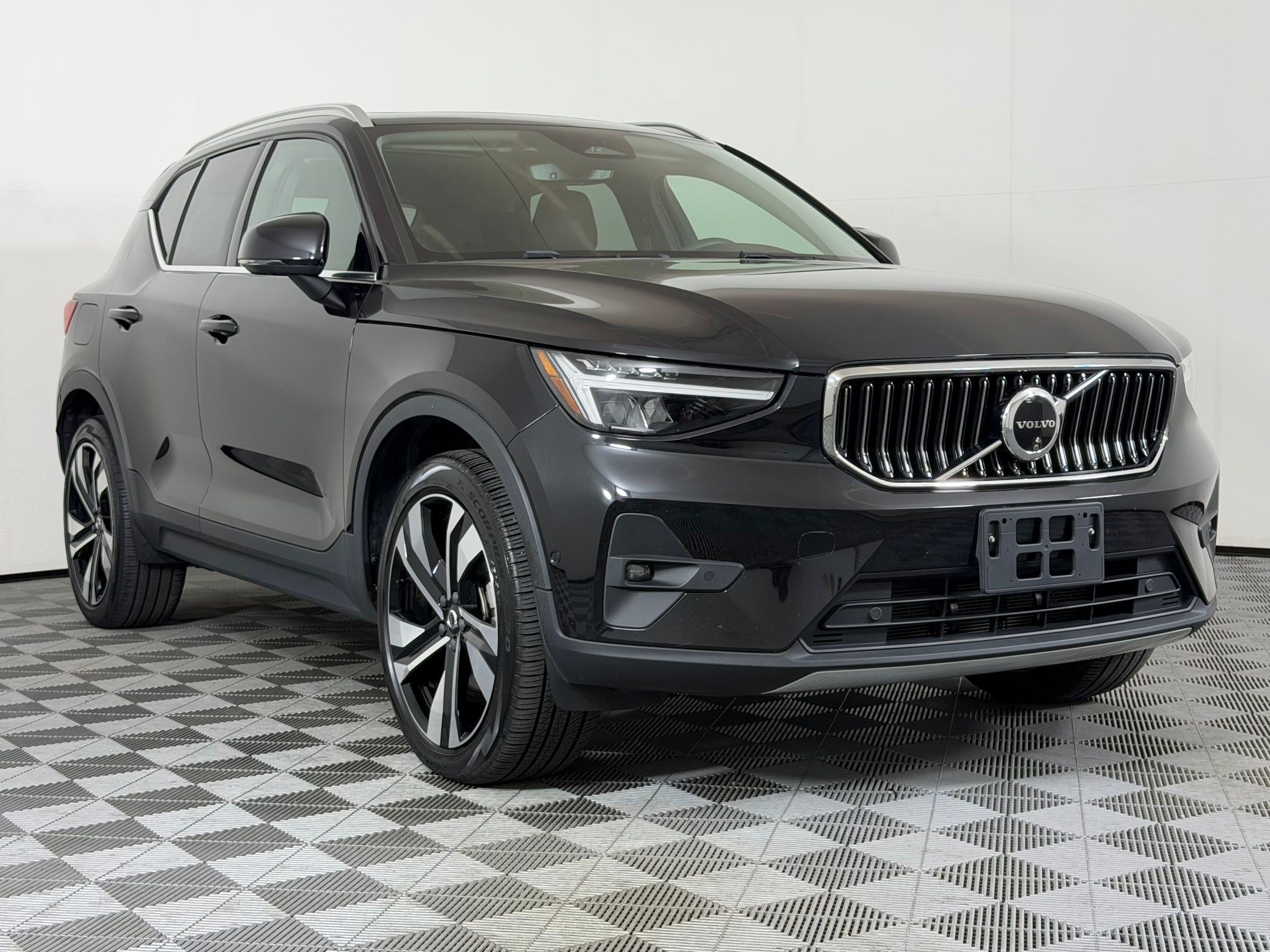Used 2024 Volvo XC40 B5 Plus w/ Protection Package Premier AWD/4WD image 7