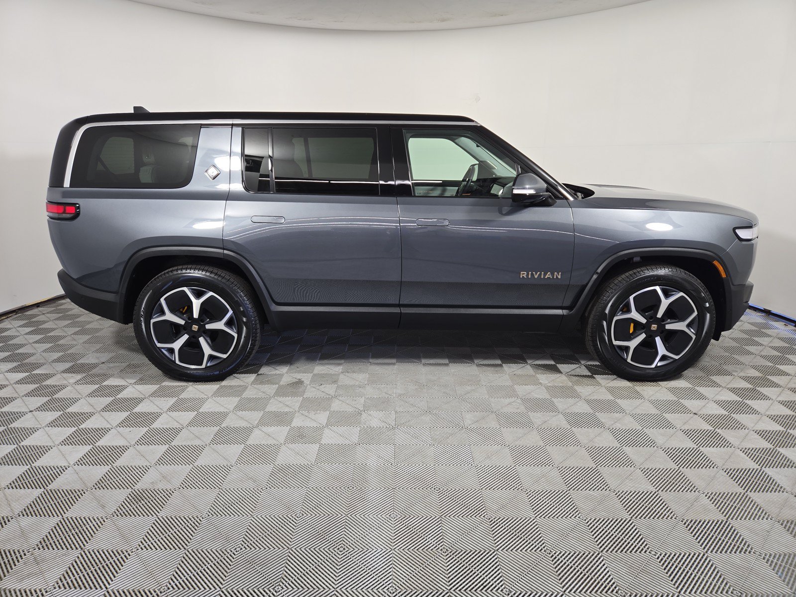 Used 2024 Rivian R1S Adventure AWD/4WD image 6