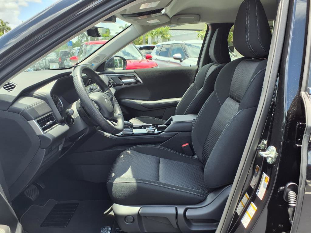 New 2025 Mitsubishi Outlander ES image 7