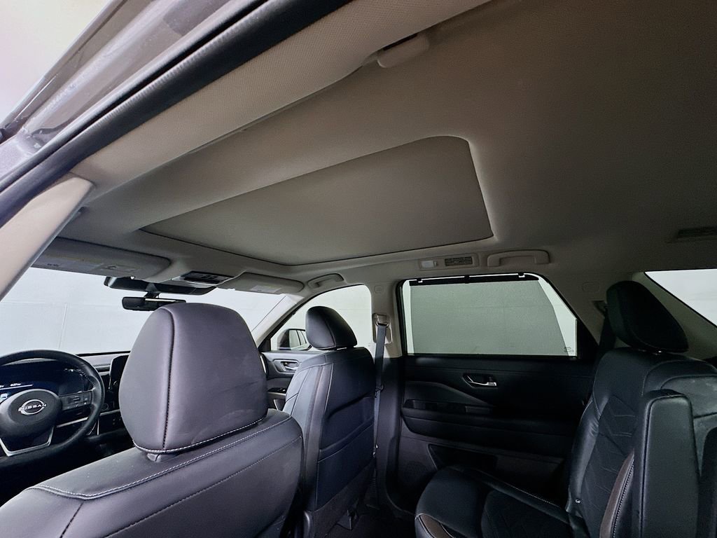 Used 2023 Nissan Pathfinder Platinum image 12