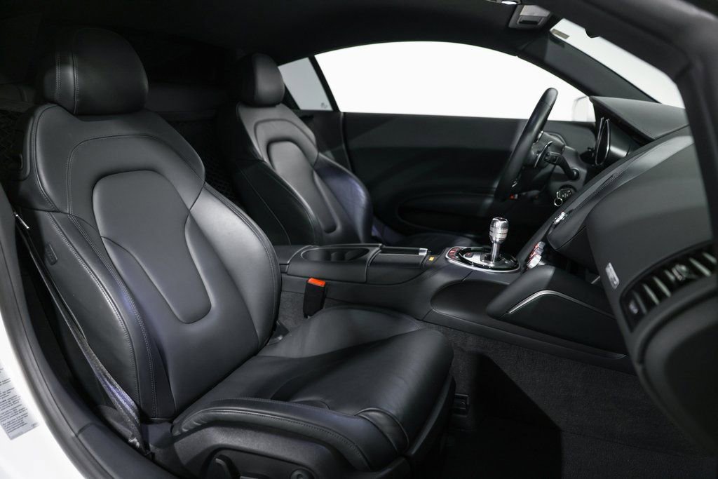 Used 2015 Audi R8 V8 w/ Extended Leather Package image 18