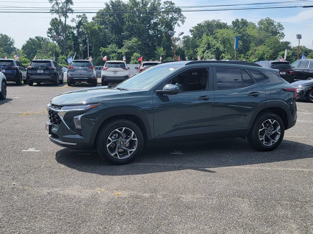 Used 2025 Chevrolet Trax LT FWD image 7