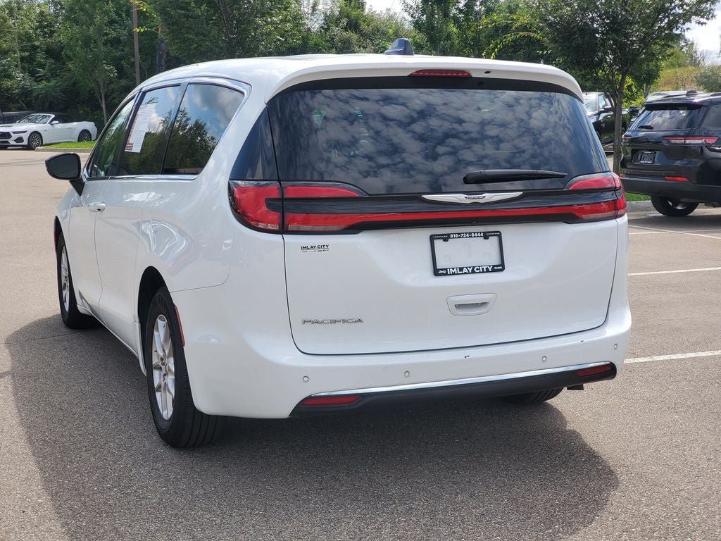 Used 2024 Chrysler Pacifica Touring-L FWD image 3